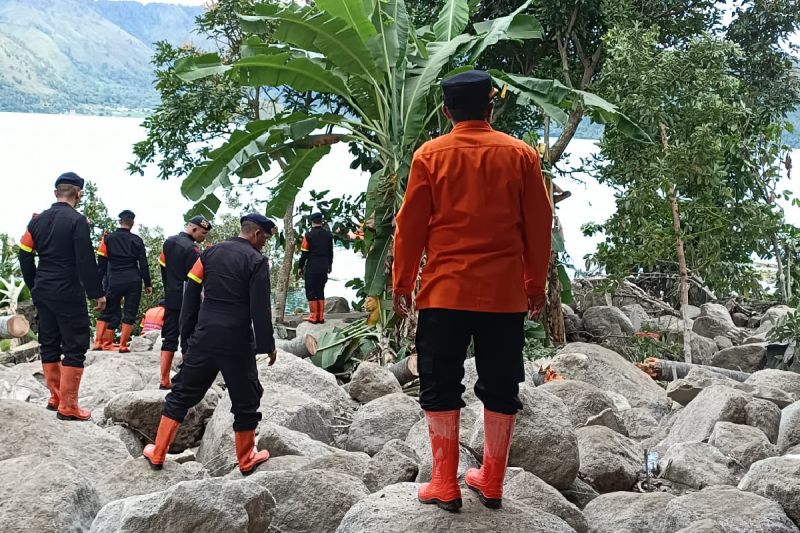 Tim SAR Gaungan melakukan pencarian korban banjir (Foto: ANTARA)