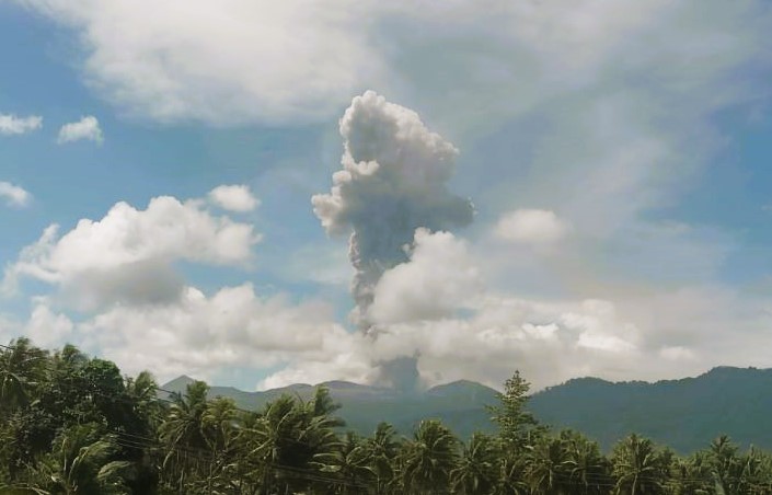 Erupsi Gunung Dukono Malut Muntahkan Abu Setinggi 2,7 Kilometer
