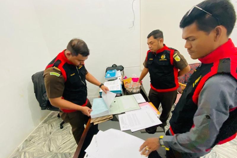 Tim penyidik kejaksaan menggeledah Kantor BPKD Kota Sabang terkait pengusutan dugaan korupsi penyertaan modal BUMD di Sabang. (Foto: ANTARA)