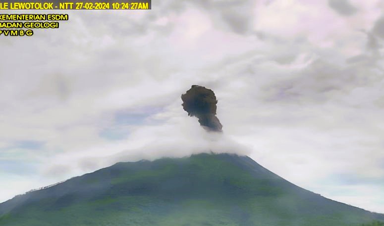 Ilustrasi: Semburan abu vulkanik keluar dari kawah Gunung Ili Lewotolok di Pulau Lembata, Provinsi Nusa Tenggara Timur, Selasa (27/2/2024). (Foto: ANTARA)