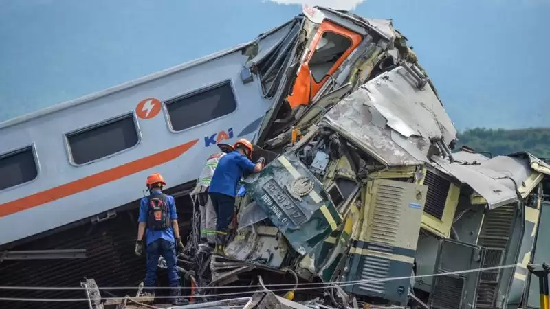 Petugas berusaha mengevakuasi jenazah korban kecelakaan kereta api yang mengalami kecelakaan di Cicalengka, Kabupaten Bandung, Jawa Barat, Jumat (5/1