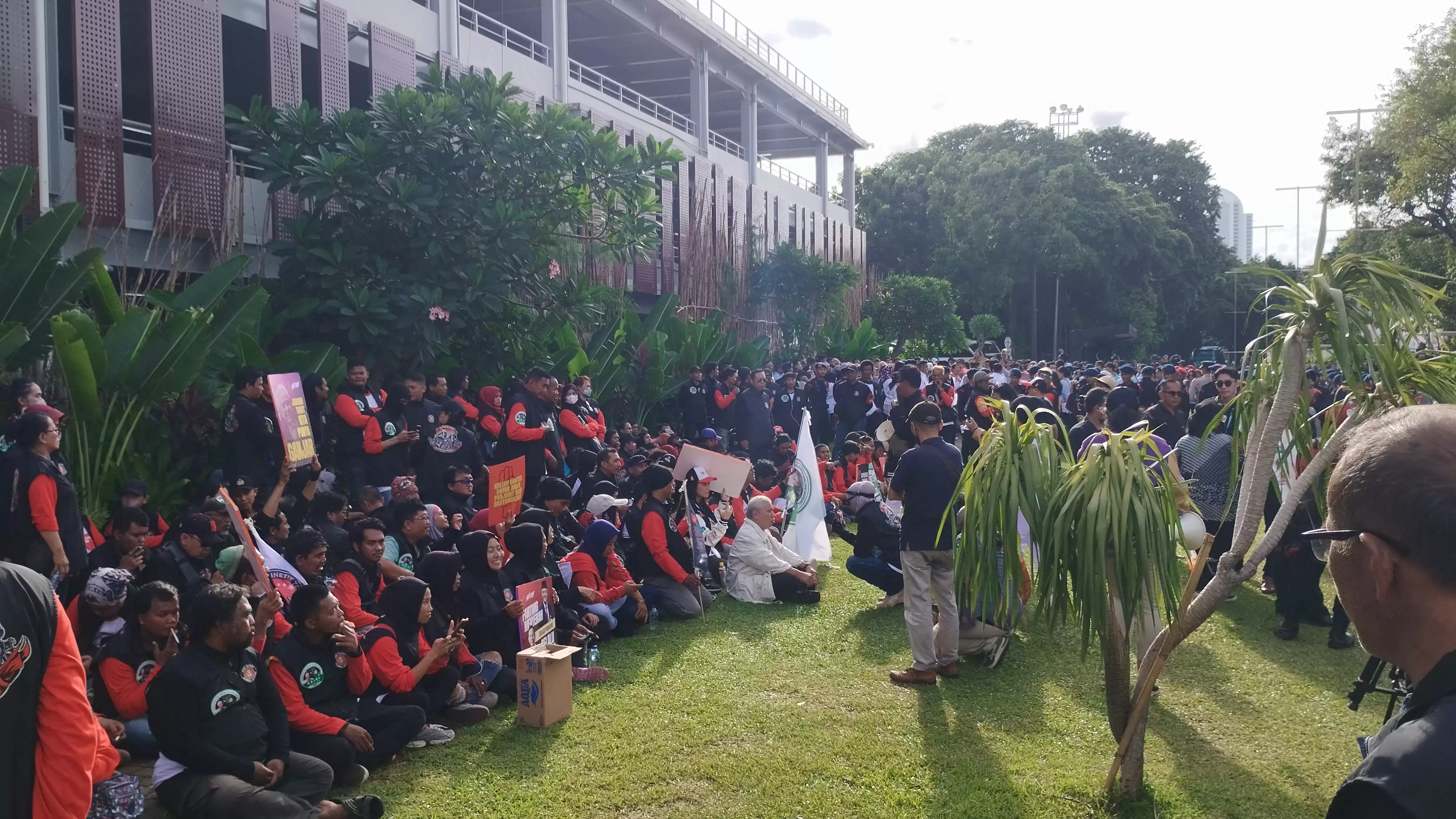 Massa Pendukung Paslon 03 (kiri) dan massa pendukung Paslon 02 (kanan) memenuhi halaman depan JCC Senayan (Foto: MI/Dhanis)