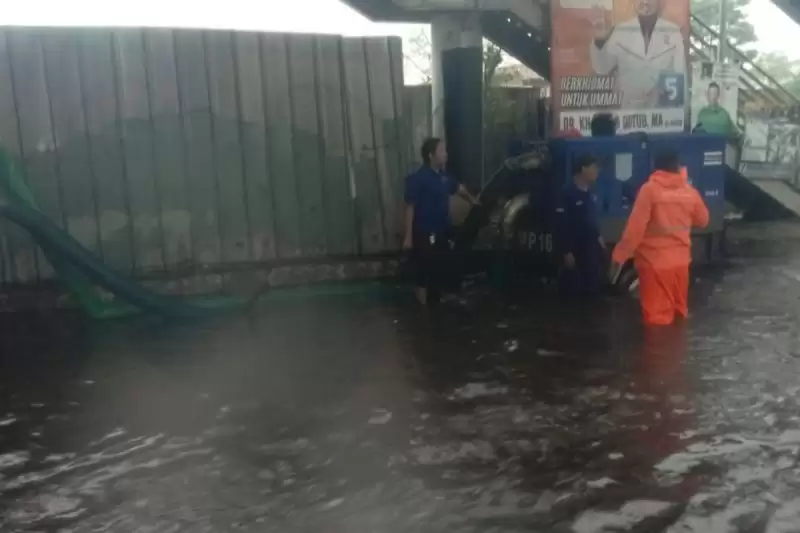 Petugas berupaya menyedot banjir di Jakarta Selatan, Senin (5/2). [Foto: Doc. BPBD DKI Jakarta]