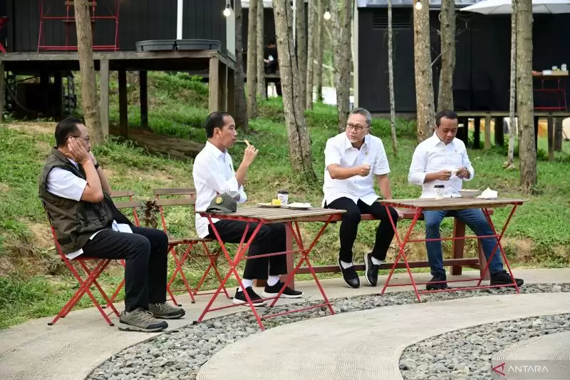 Presiden Joko Widodo menyantap sukun goreng, didampingi para menteri di Kawasan IKN, Provinsi Kalimantan Timur, Jumat (1/3). [Foto: Setpres]