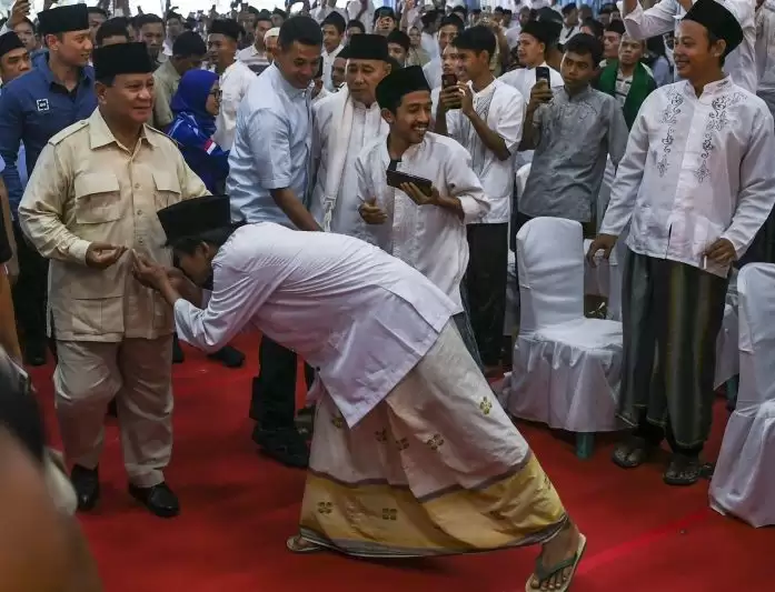 Calon presiden nomor urut 2 Prabowo Subianto (kiri) saat bersalaman dengan warga dalam kegiatan doa bersama 2000 kiai se-Banten di Aula Mulyadi Jayabaya, Kabupaten Lebak, Banten, Minggu (3/12). (Foto: ANTARA FOTO/Galih Pradipta/Spt)