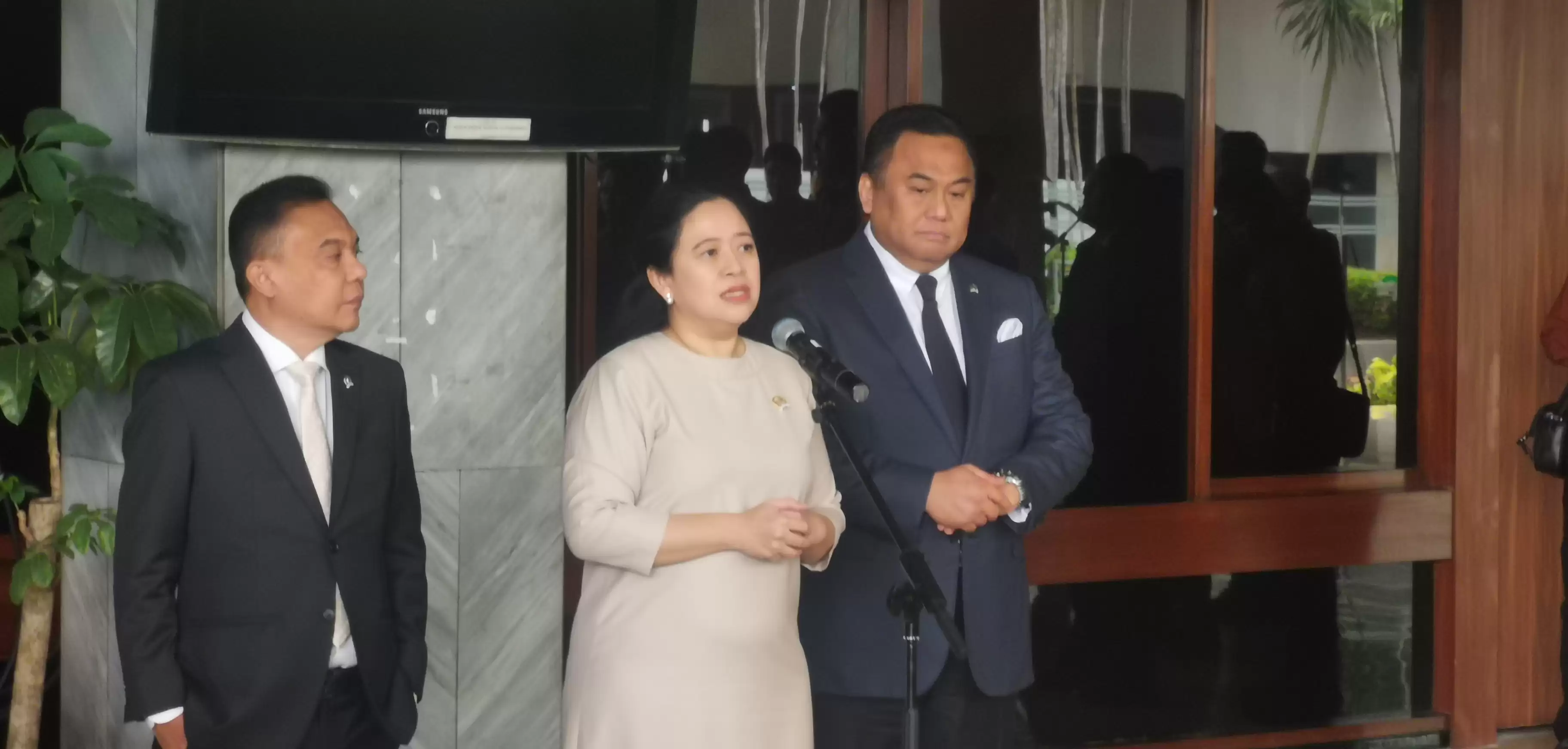 Ketua DPR RI, Puan Maharani Melakukan Konferensi Pers usai Menetapkan Jenderal Agus Subiyanto Sebagai Calon Panglima TNI (Foto: Dhanis/MI)