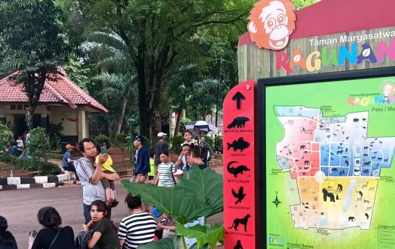 Taman Margasatwa Ragunan, Jakarta Selatan dipadati pengunjung saat libun Natal 2023. [Foto: Antara]