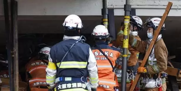Tim penyelamat bekerja di bangunan yang runtuh di Wajima di Prefektur Ishikawa, Jepang tengah, 3 Januari 2024, menyusul gempa bumi kuat di pesisir Laut Jepang pada 1 Januari (Foto: Kyodo)