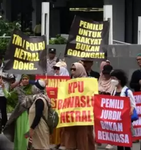 Massa yang tergabung dalam Aliansi Rakyat Menggugat membawa poster berunjuk rasa anti pemilu curang di depan Gedung Bawaslu, Jakarta, Rabu (10/1).
