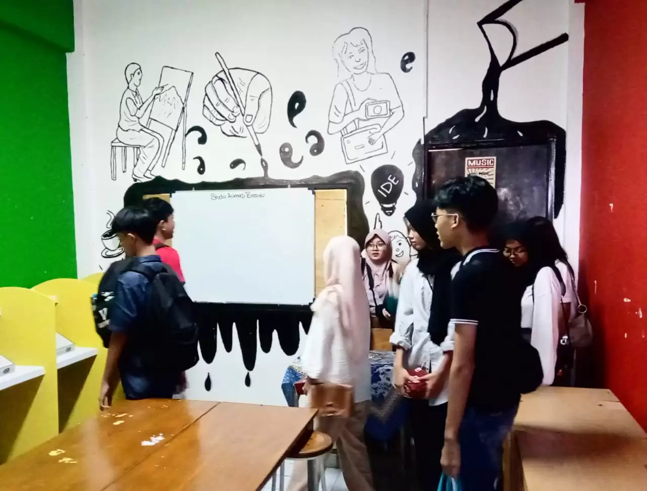 Para siswa SMP melihat studio podcast SMK Multimedia Sumbangsih Jakarta. (Foto: MI/Gatot Eko Cahyono)