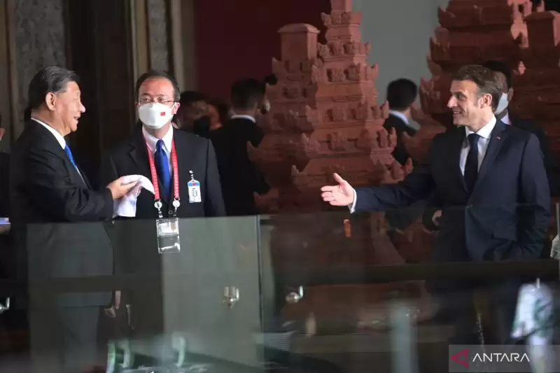 Presiden China Xi Jinping (kiri) berbincang dengan Presiden Prancis Emmanuel Macron (kanan) [Foto: Ant]
