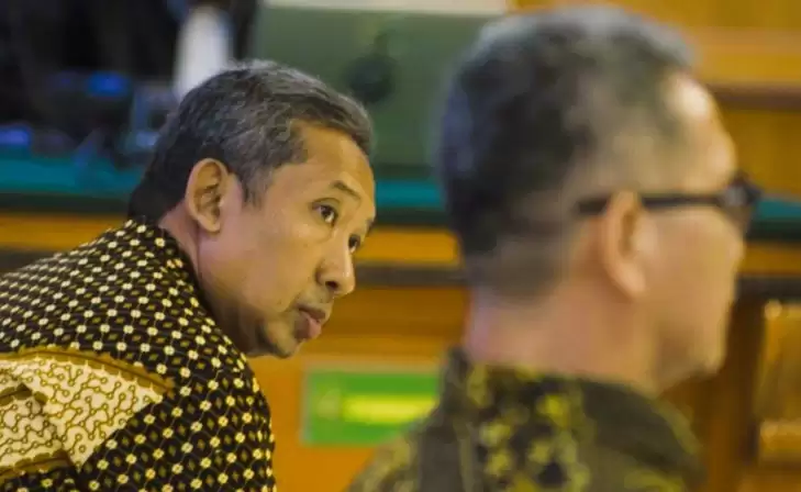 Dua terdakwa kasus korupsi proyek pengadaan CCTV dan ISP Bandung Smart City Yana Mulyana dan Dadang Darmawa. (Foto: ANTARA)