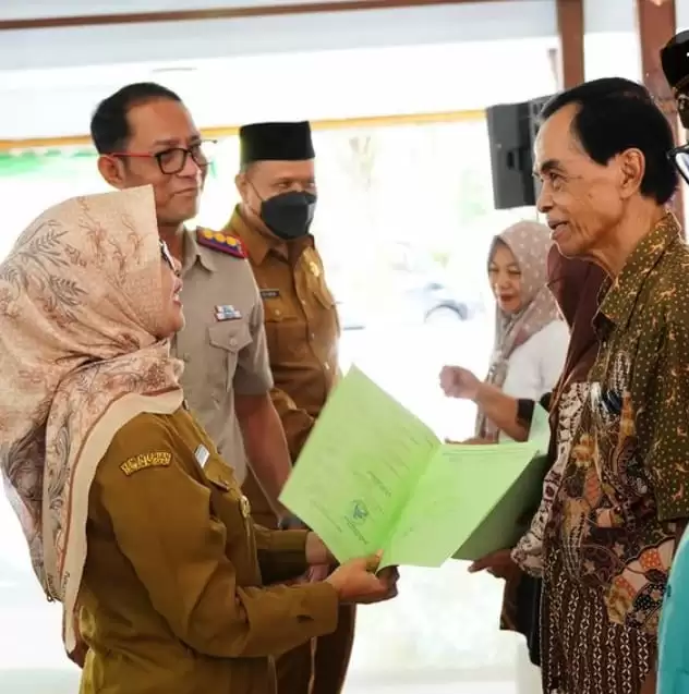 Bupati Blitar Rini Syarifah saat menyerahkan sertipikat kepada warga (Foto: Ist)