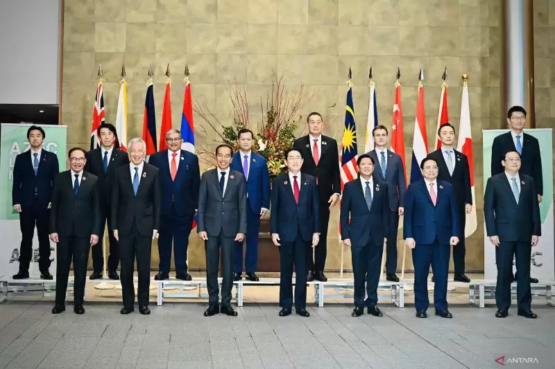 Presiden Joko Widodo, PM Jepang Fumio Kishida, dan para pemimpin negara lain foto bersama di sela-sela KTT AZEC di Tokyo, Jepang, Senin (18/12). (Foto: Biro Pers Sekretariat Presiden)