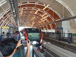 LRT Saat Jam Sibuk (Foto : Shutterstock)