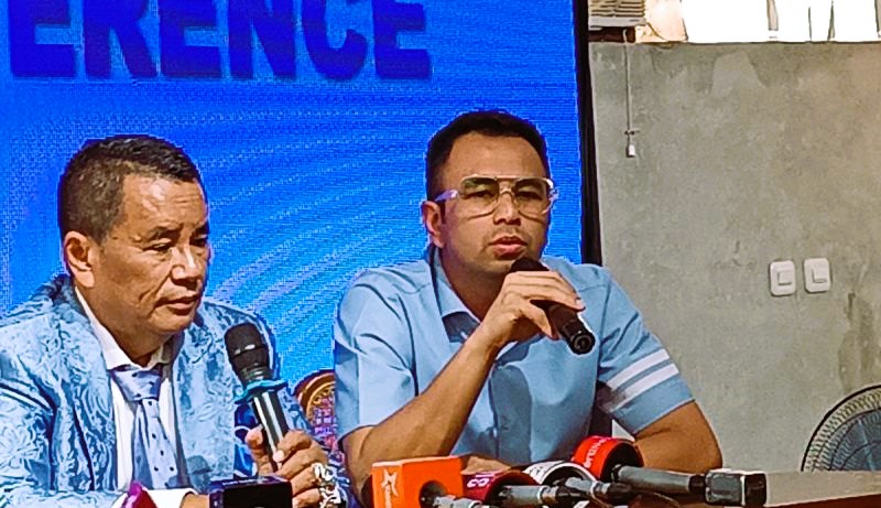 Selebriti Indonesia Raffi Ahmad (kanan) memberi keterangan kepada awak media di Jakarta, Senin (5/2/2024). (Foto: ANTARA)