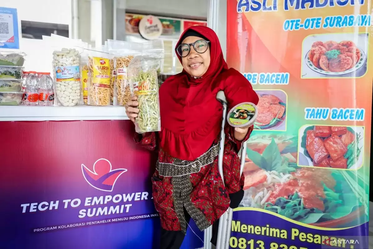 Salah seorang penyandang disabilitas yang hadir dalam acara puncak Tech to Empower Summit di Taman Ismail Marzuki, Jakarta, Kamis (18/1). (Foto: ANTARA)