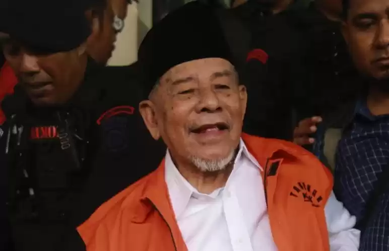 Terdakwa Mantan Gubernur Maluku Utara Abdul Gani Kasuba mengenakan rompi tahanan KPK berjalan menuju mobil tahanan usai mengikuti sidang perdana di Pengadilan Negeri Ternate, Maluku Utara, Rabu (15/5/2024). Sidang dengan agenda pembacaan dakwaan oleh Jaksa Penuntut Umum (JPU) KPK itu terkait kasus penerimaan suap dalam perkara korupsi proyek infrastruktur jalan dan jembatan di Pemprov Maluku Utara pada Desember lalu, serta menerima uang sebesar Rp99,8 miliar.