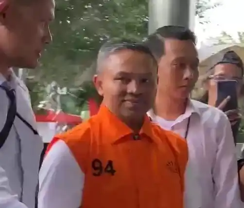 Gubernur Riau Abdul Wahid mengenakan rompi tahanan KPK (Foto: Dok MI)