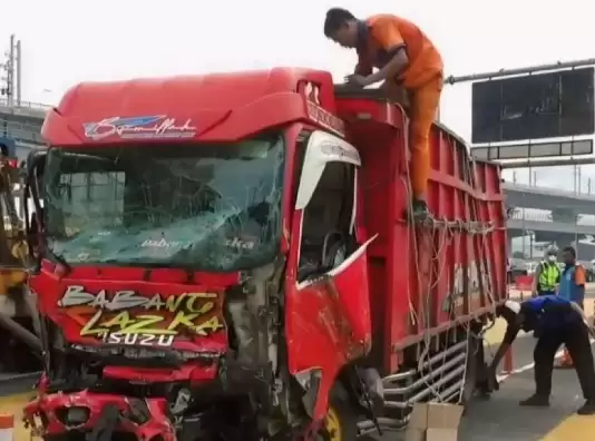 Petugas tengah mengevakuasi sebuah truk yang mengalami kecelakaan beruntun di gerbang Tol Halim Utama, Jakarta Timur, Rabu (27/3/2024). [Foto: Repro]