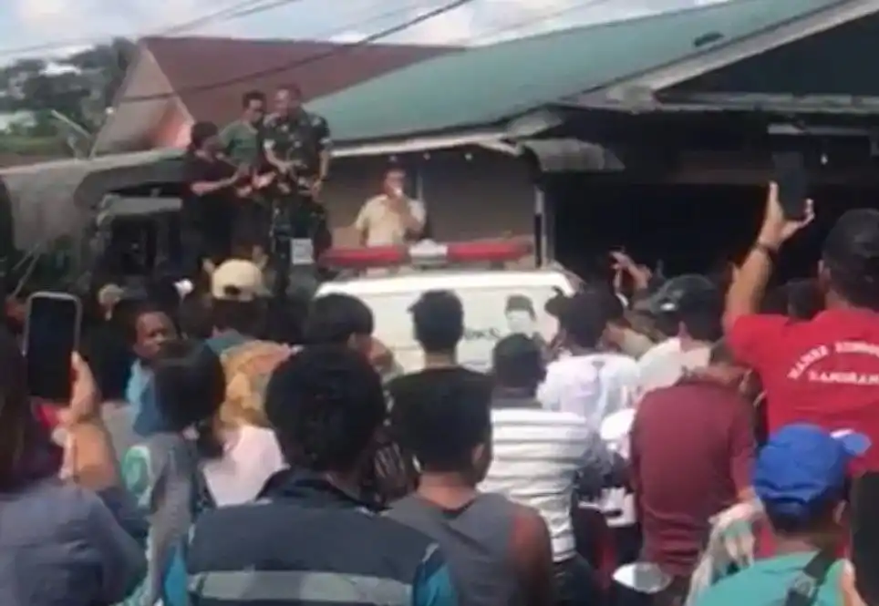 atusan warga menggelar aksi di Batalyon Armed 2 /KS, akibat dugaan penyerangan di Desa Selamat, Kecamatan Sibiru-biru, Kabupaten Deli Serdang, Sumatera Utara, Sabtu (9/11/2024)