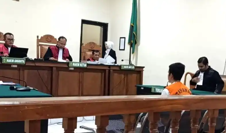 Adira Finance Eko saat mengikuti sidang pembacaan putusan kasus penipuan kredit fiktif Adira Finance di Pengadilan Negeri Semarang, Rabu (15/10/2025)