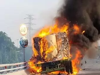 Truk terbakar di Tol Dalam Kota Arah Grogol [Foto: Ist]