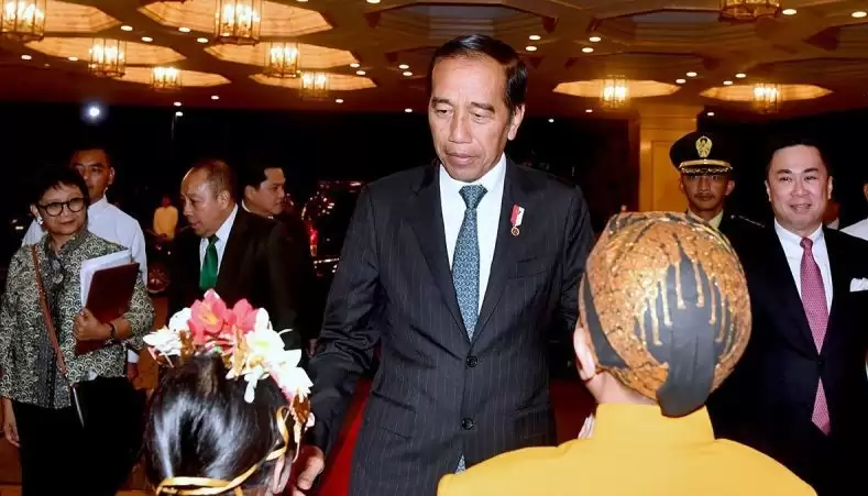 Presiden Jokowi disambut Anak Indonesia dengan berpakaian adat setibanya di Colonel Jesus Villamor Air Base Manila, Filipina pada Selasa (9/1). [Foto: Antara]
