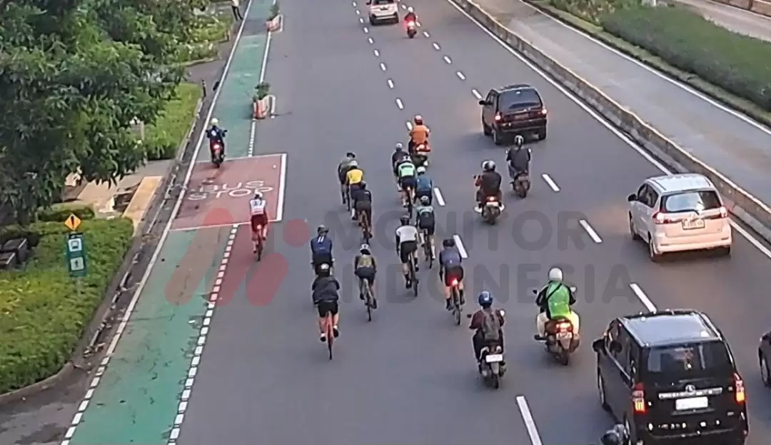 Pesepeda di Jalan Jenderal Sudirman tak gunakan jalur khusus, Jum'at (12/1) (Foto: MI/Aswan)