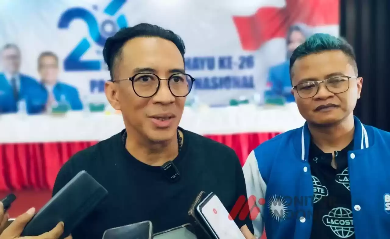 Ahmad Rizki Sadig bersama Kaji Beky, menyampaikan keterangan pers (Foto: Dok MI/Joko)