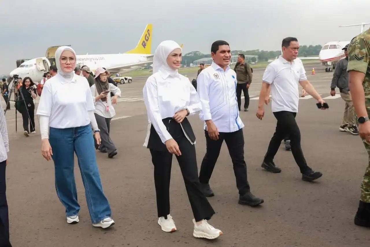 Wakil Ketua Komisi IV DPR RI Ahmad Yohan (kedua dari kanan) mendampingi Ketua Fraksi PAN DPR RI Putri Zulkifli (kedua dari kiri) saat menyerahkan bantuan untuk korban bencana banjir dan longsor di sejumlah wilayah di Sumatera, Minggu (30/11)
