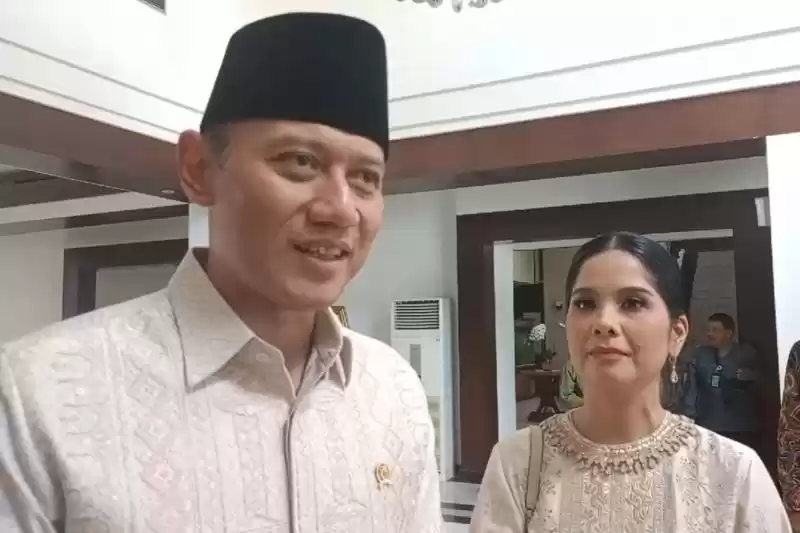 Menteri ATR/BPN Agus Harimurti Yudhoyono, bersama istri Annisa Pohan usai bersilaturahmi dengan Presiden Joko Widodo dan Ibu Negara di Istana Negara, Jakarta, Rabu (10/4/2024). [Foto: ANTARA]