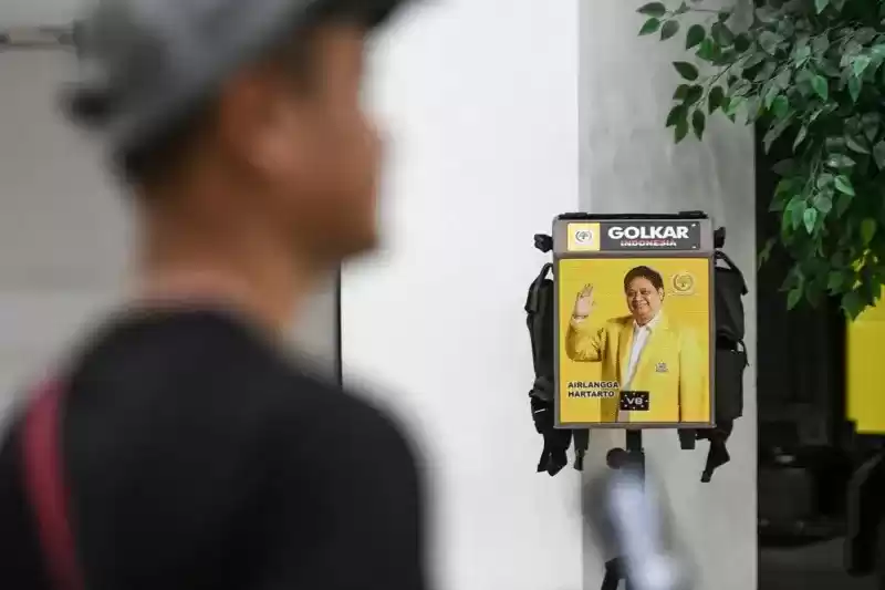 Poster Airlangga Hartarto tertempel di salah satu sound system di DPP Partai Golkar, Jakarta, Minggu (11/8/2024).