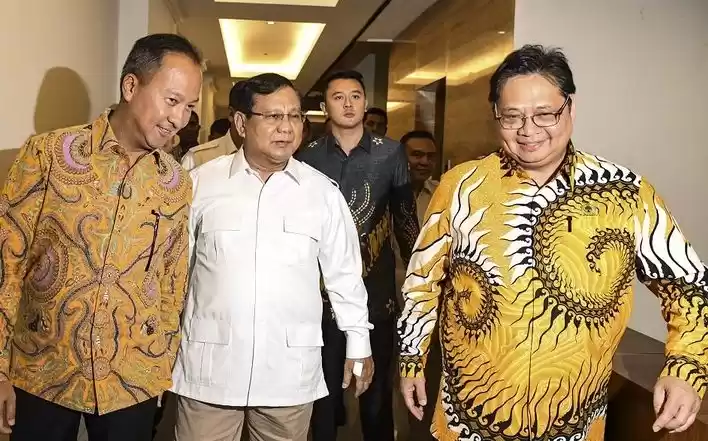 Ketua Umum Partai Golkar Airlangga Hartarto (kanan) berjalan bersama Ketua Umum Partai Gerindra Prabowo Subianto (tengah) dan Pengurus DPP Partai Golkar Agus Gumiwang Kartasasmita (kiri) saat akan melakukan pertemuan di Jakarta, Selasa (15/10/2019).