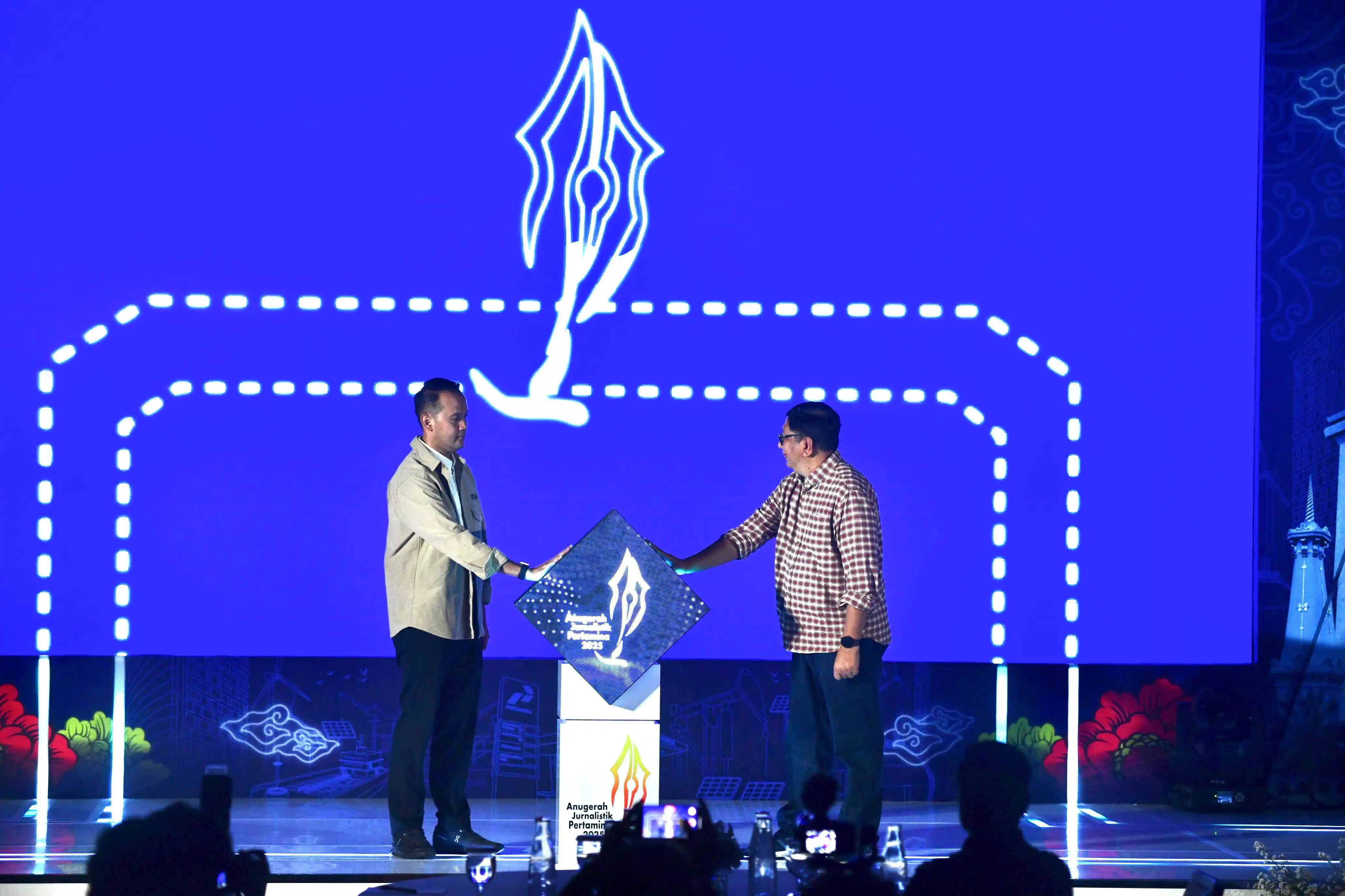 VP Corporate Communication PT Pertamina (Persero) Fadjar Djoko Santoso bersama Perwakilan Dewan Juri Anugerah Jurnalistik Pertamina (AJP) 2025, Riza Primadi resmi meluncurkan AJP 2025. [Foto: Doc. Pertamina]