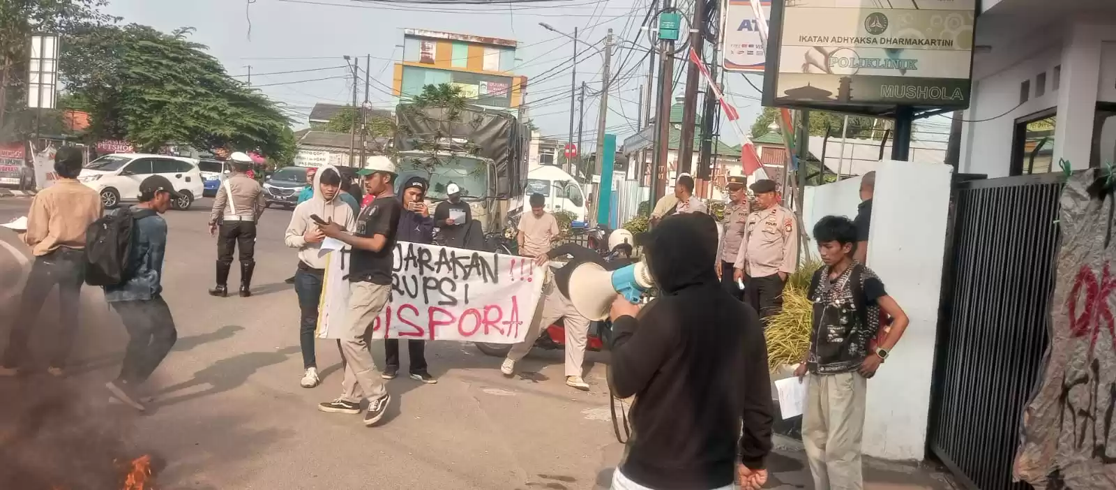 Aksi Demo di Depan Gedung Kejari Kota Bekasi Dikawal Aparat Kepolisian (Foto/MI)