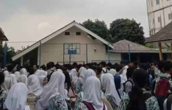 Aksi demo Siswa/Siswi SMA Negeri 13 Kota Bekasi menolak perilaku bejat Kepseknya