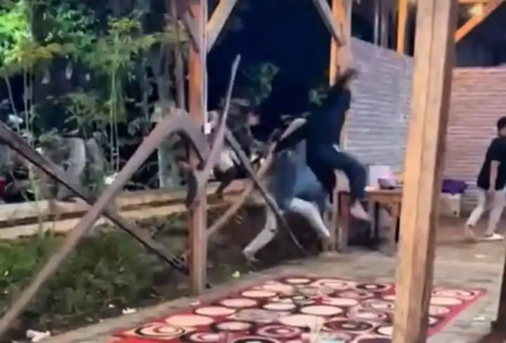 Kota Probolinggo Diguncang Aksi Gangster, Salah Satu Kafe Jadi Sasaran Penyerangan Aksi Gengster menyerang kafe di Kota Probolinggo (Foto: Dok/MI/Istimewa)