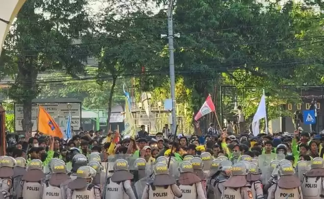 Polisi menjaga demonstrasi mahasiswa di depan kantor DPRD Kota Semarang, Senin. (ANTARA/I.C. Senjaya)