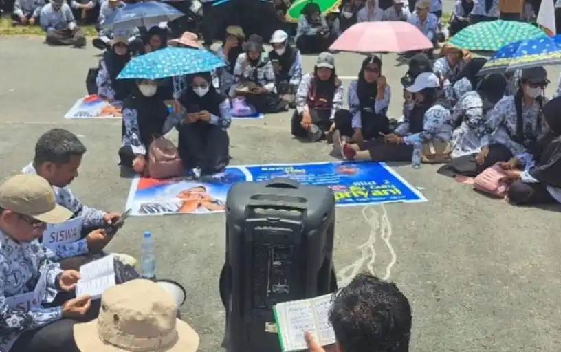 Ratusan guru PGRI membaca Surah Yasin di depan PN Andoolo (Foto: Antara)