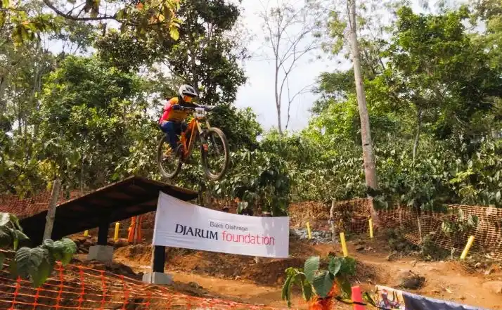 Aksi salah satu pembalap dalam sesi "seeding run" pada Kejuaraan Balap Sepeda 76 Indonesian Downhill 2024. (Foto: Antara)