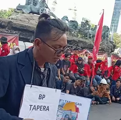 Aksi Teatrikal BP Tapera menarik iuran kepada masyarakat dalam aksi di Patung Arjuna Wijaya, Jakarta Pusat, Kamis (27/6/2024) (Foto: Istimewa)