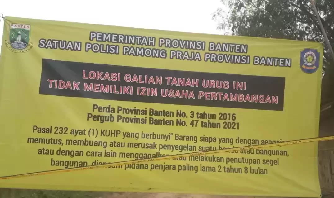 Satpol PP Provinsi Banten menyegel galian tanah di Desa Bakung, Kecamatan Kronjo, Kabupaten Tangerang, Jumat (2/8/2024). (Foto: Istimewa)