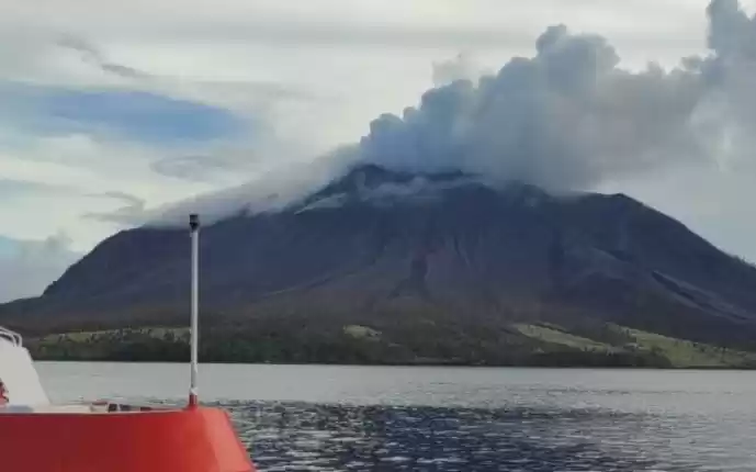 Aktivitas Gujung Ruang kembali mengeluarkan abu vulkanik, di Sitaro. (Foto: Antara)