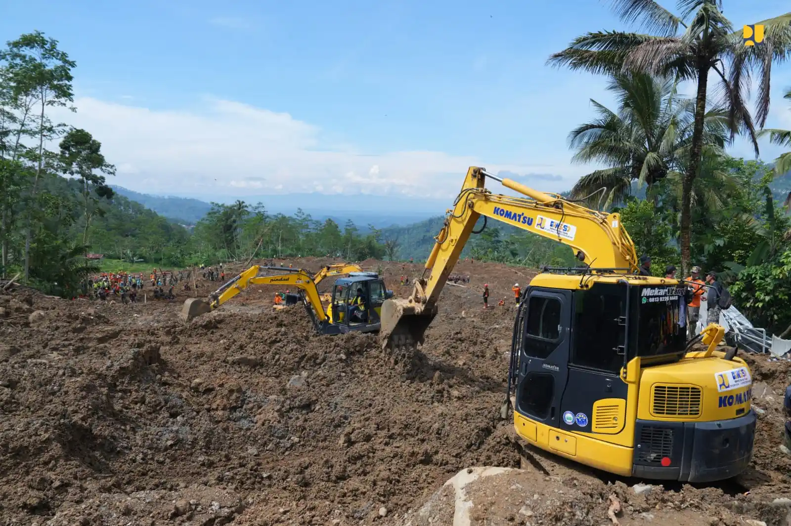 Kementerian Pekerjaan Umum menyiagakan alat berat dan peralatan lain di Banjarnegara. (Foto: PU)