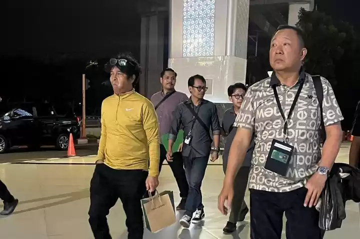 Alex Denni mengenakan kaos kuning (Foto: Dok MI/Net/Ist)