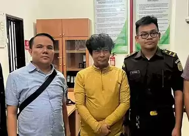 Alex Denni mengenakan kaos kuning saat diamankan pihak Kejaksaan (Foto: Dok MI)