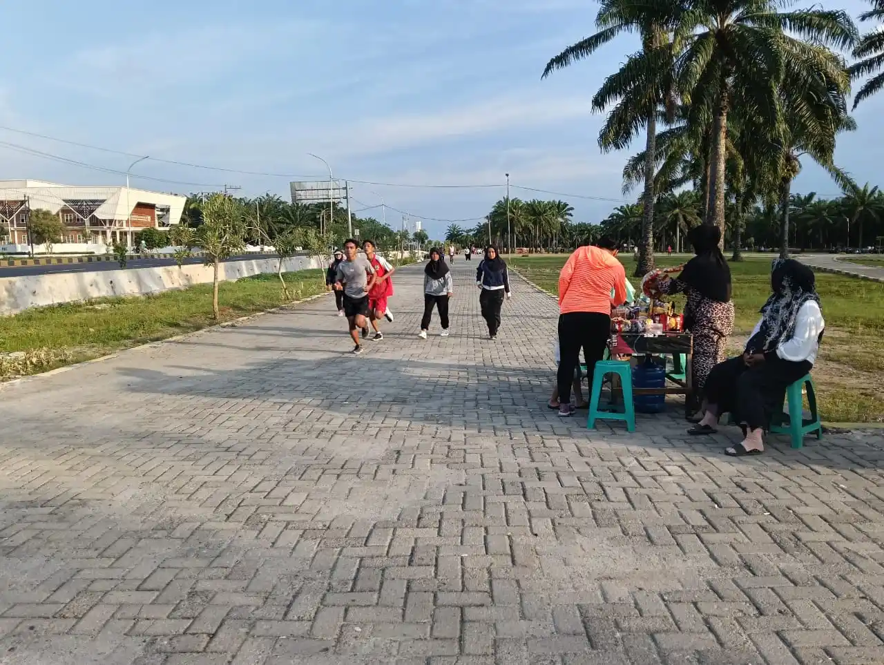Sejumlah warga sedang berolahraga dan berdagang (Foto: Dok MI)