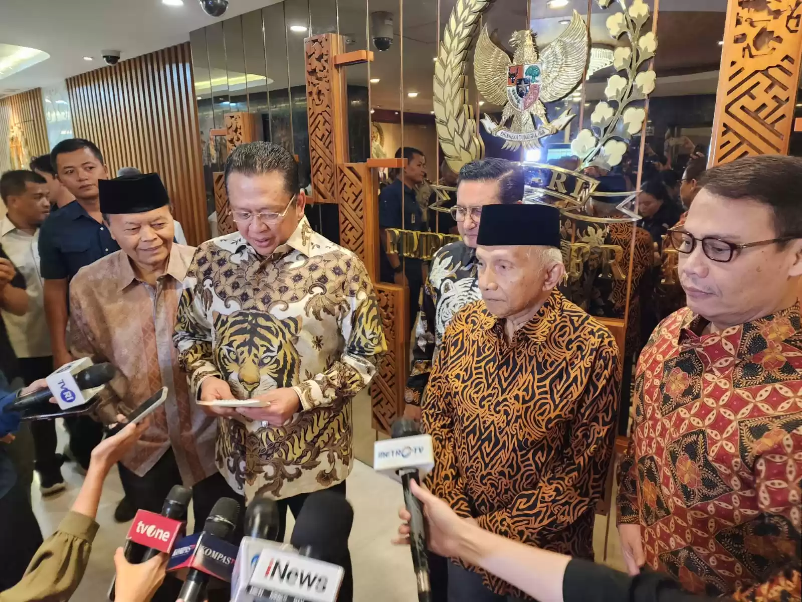 Ketua MPR RI, Bambang Soesatyo bersama pimpinan MPR RI lainnya saat menerima kunjungan Ketua MPR RI periode 1999-2004, Amien Rais di Kompleks Parlemen,Jakarta, Rabu (5/6/2024). (Foto: MI/Dhanis)