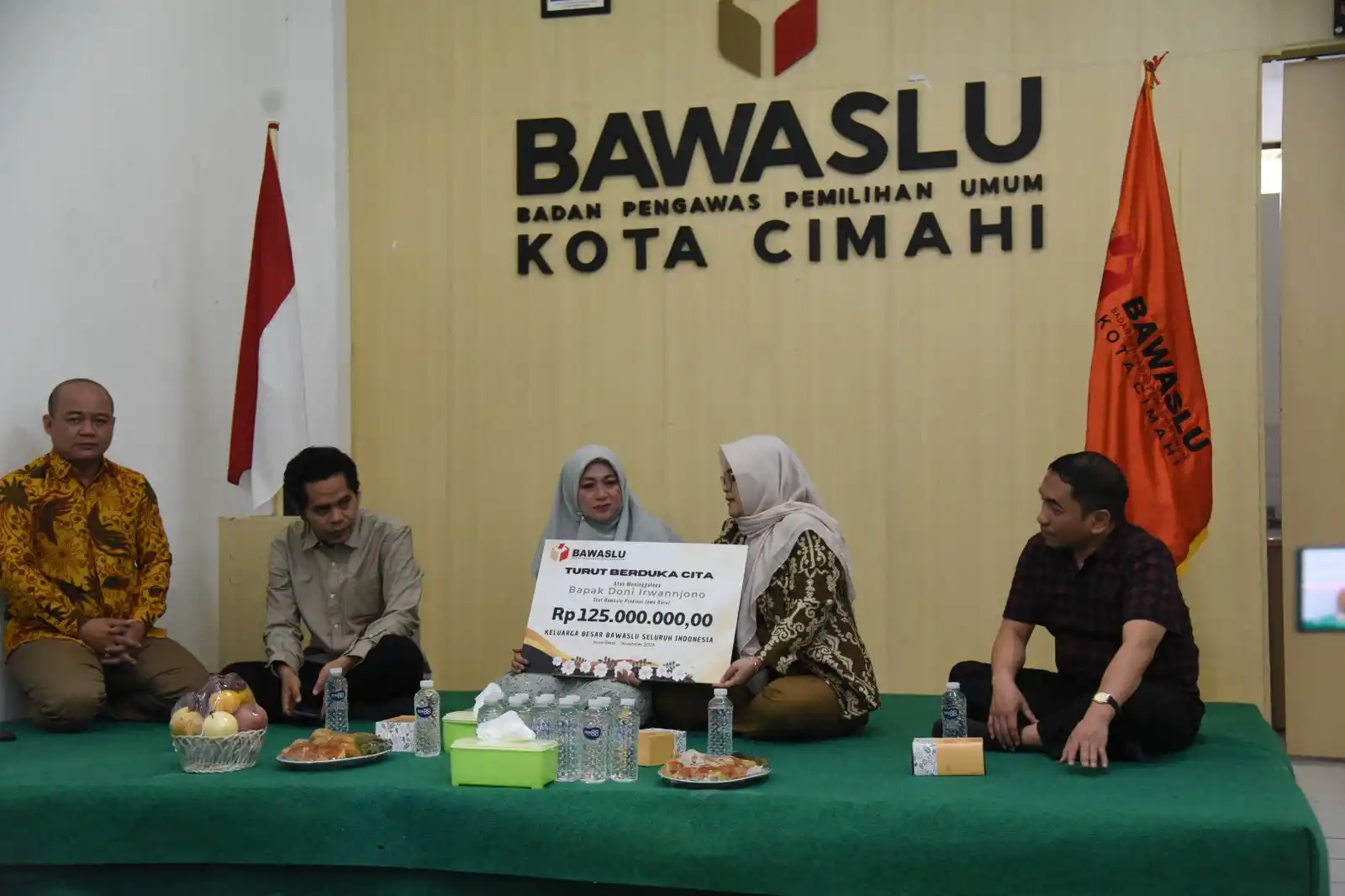 Anggota Bawaslu RI, Lolly Suhenty saat memberikan santunan dana kehariman ke keluarga staf Bawaslu Cimahi yang Wafat.